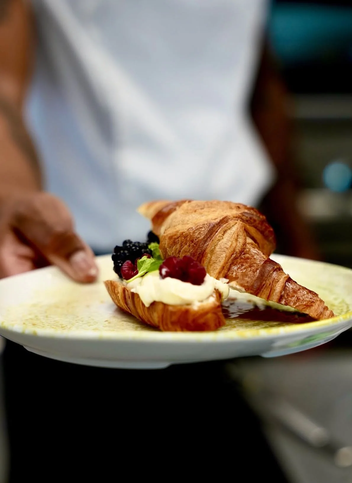 Croissant con mascarpone y frutos rojos